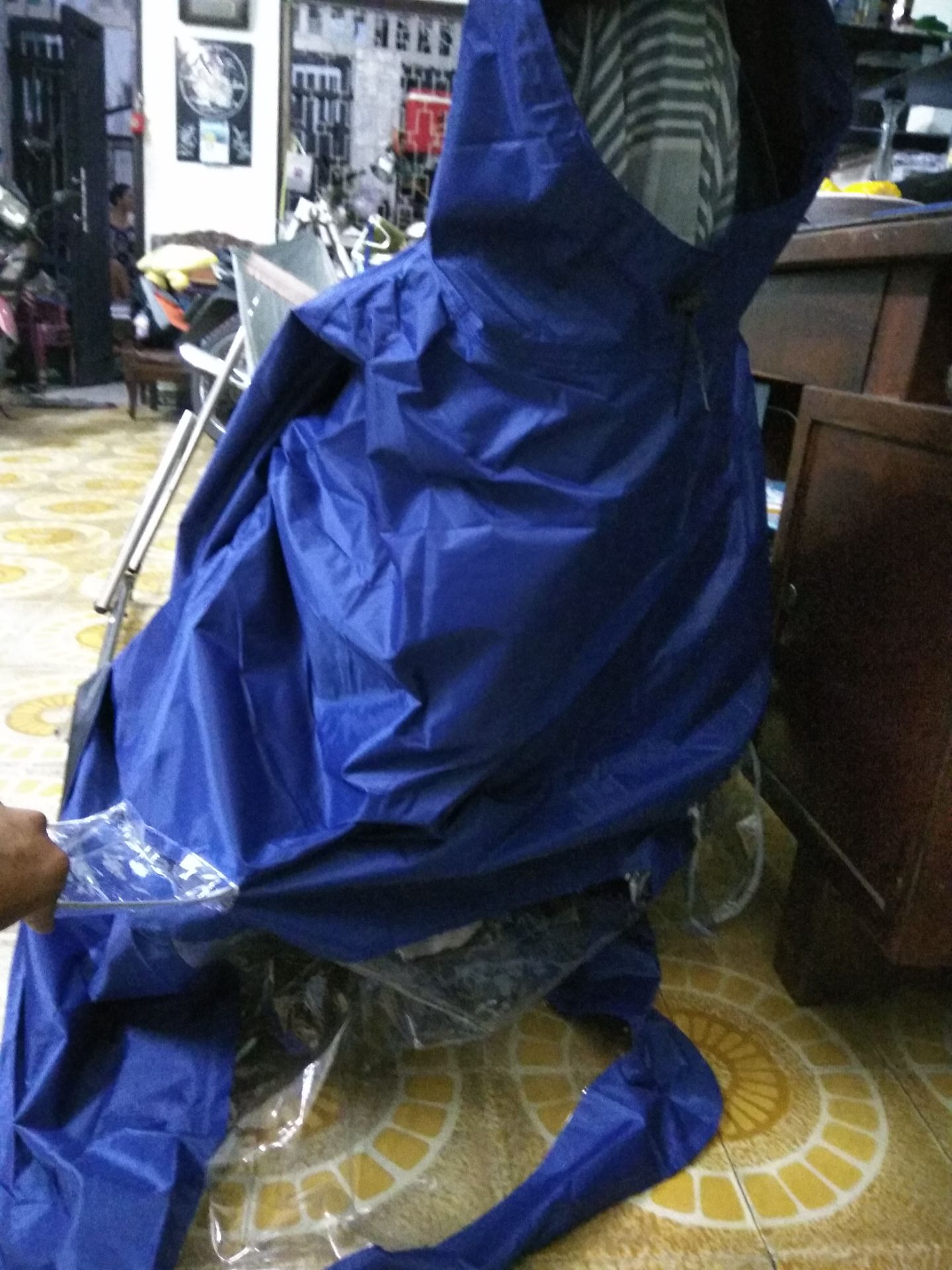 Không biết đây là lần thứ mấy rồi mà tiki vẫn giao không đúng hàng mà tôi đã đặt! Tôi đặt áo mưa đôi cơ mà, tem bên ngoài vẫn để áo mưa đôi nhưng bên trong lại là áo mưa đơn. Sao cứ giao sai hoài vậy?