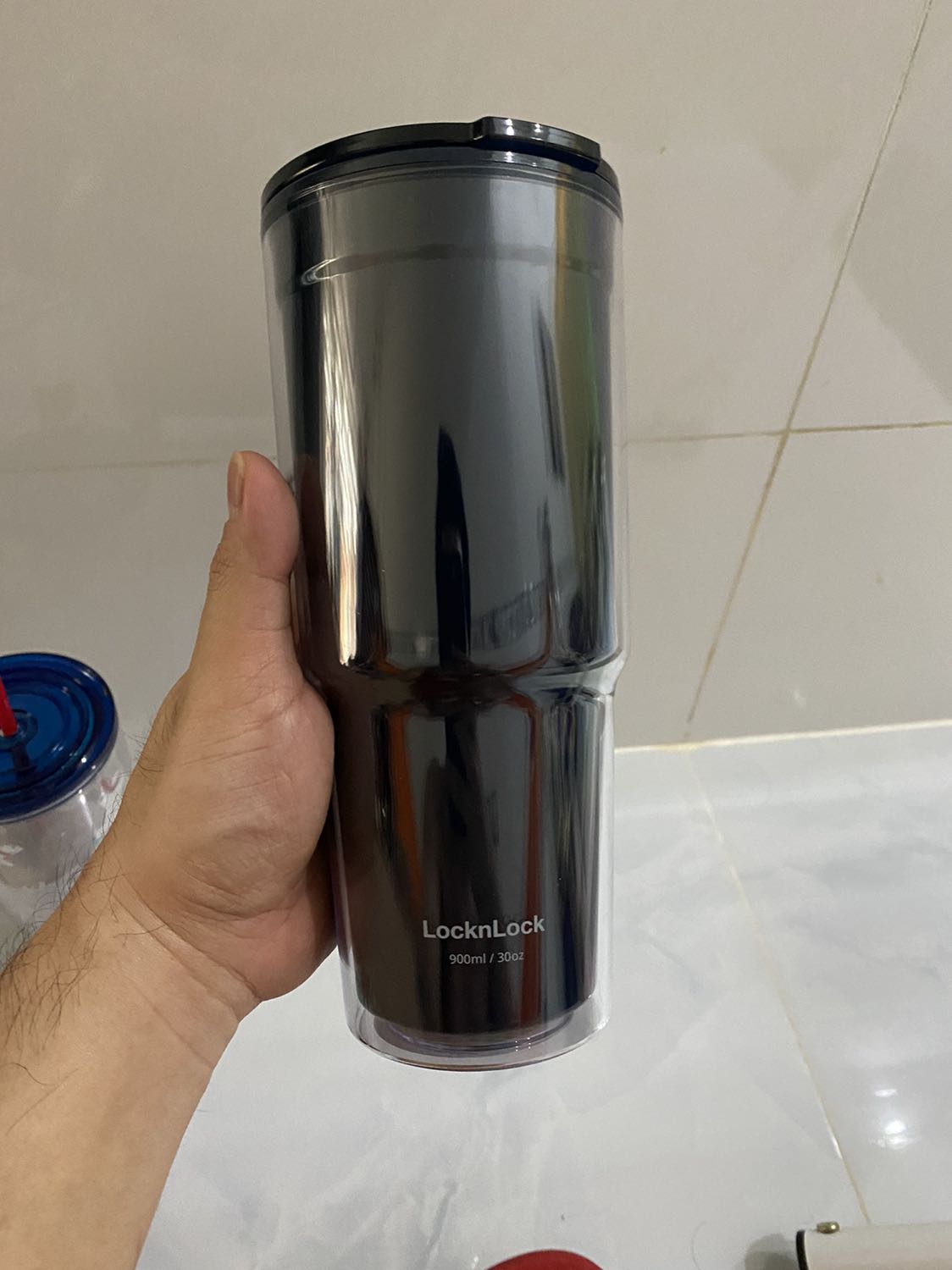 Nắp hơi trầy…check mã thấy ko ra tên sp…ko biết phai hành chính hãng ko… vì đã mua nhiều ly Lock&lock rồi nên thấy hoi lạ