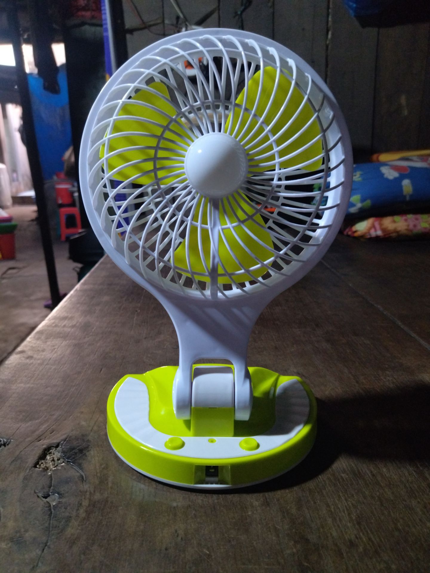 Quạt nhìn bề ngoài thì thấy hơi to, nhưng khi bật lên lại quạt hơi yếu. Nhưng được ở chỗ là có đèn nên tôi cho 3 sao.