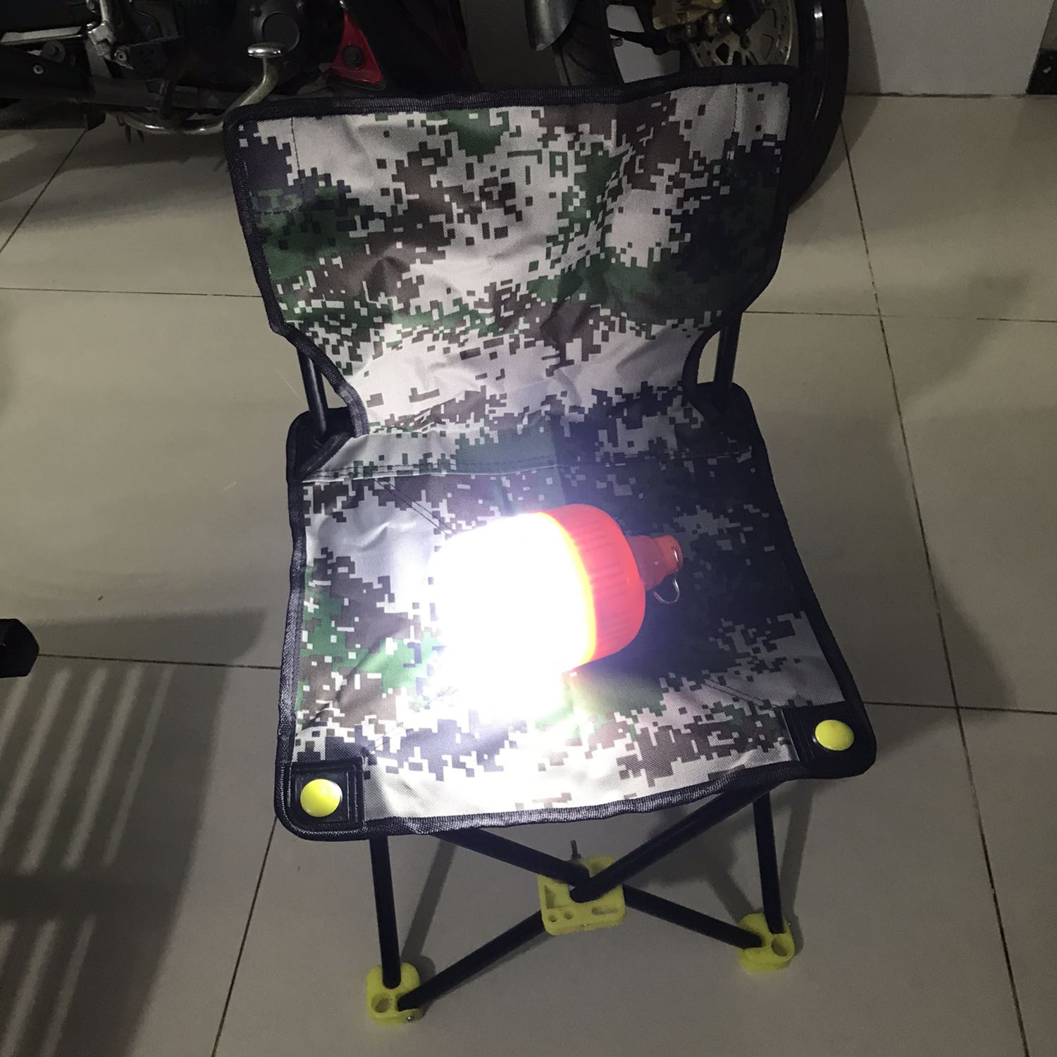 Bóng đèn sáng thì có sáng, nhưng ko ghi rõ bao nhiêu W mà dám để sản phẩm 100w, mình đoán bóng này chừng 50w là cao. Độ bền thì chưa biết vì hàng Hồ Cẩm Đào.