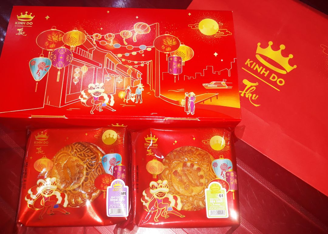 Bánh ăn ngon lắm, bao bì đẹp mắt, đóng gói rất cẩn thận,Tiki giao hàng nhanh chóng, mới đặt hôm qua thôi mà sáng hôm sau đã nhận được hàng rồi nè, 😊😊😊, cảm ơn bánh trung thu Kinh Đô và Tiki nhé! 🥰🥰🥰