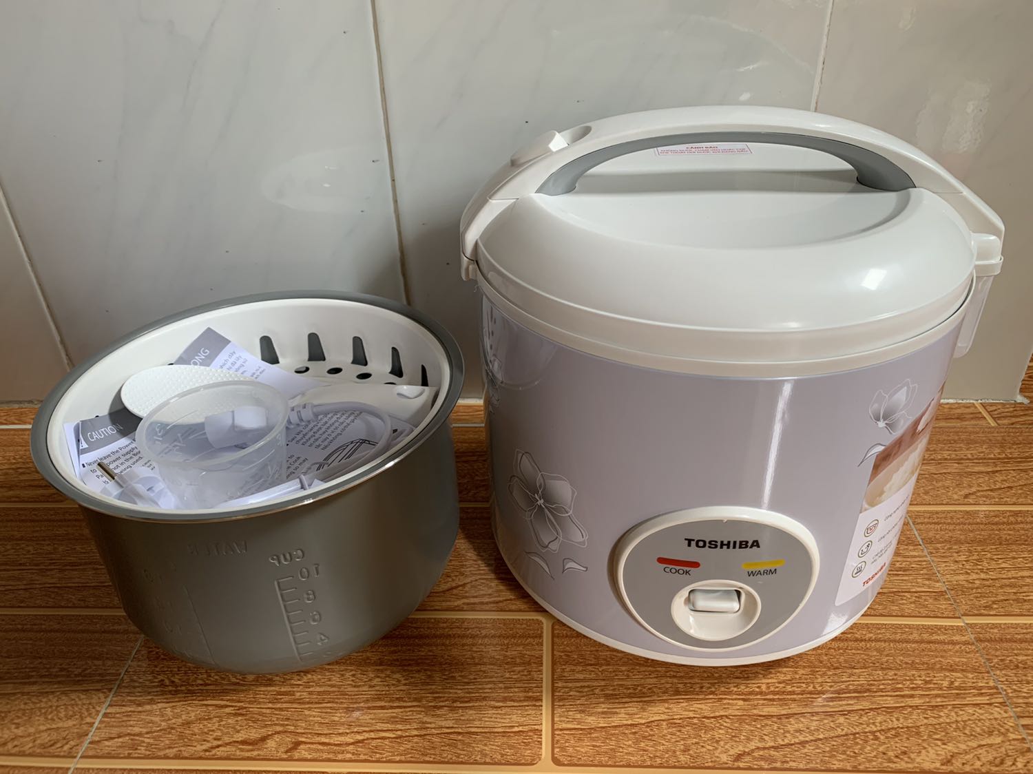 Tiki đóng gói cẩn thận, nồi cơm mới, đẹp, đầy đủ phụ kiện, nấu nhanh chín và cơm ngon. Nồi chống dính nhưng sao mình nấu thì thấy cơm hơi bị cháy nhẹ. Mùa dịch nên tiki giao hàng chậm mặc dù mình đã đặt giao hàng trong 2h, nhưng thôi vẫn tạm chấp nhận được.