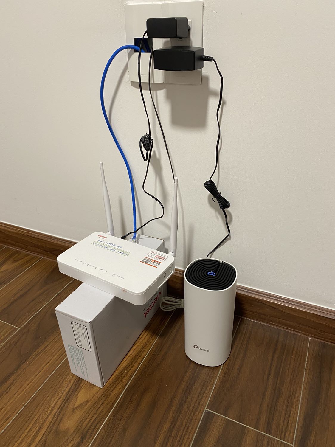 Nhà 75m2 mua 2 pack quá ổn. Sóng sánh lúc nào cũng full. Tuy nhiên speed từ cục 2 sẽ yếu hơn cục 1 tầm 10% , cũng khá chấp nhận được. Khi lắp nên nối pack 1 với modem bằng dây LAN đi kèm, kết nối được rồi thì nên tắt wifi từ modem, sử dụng wifi từ deco thôi Nhà 75m2 mua 2 pack quá ổn. Sóng sánh lúc nào cũng full. Tuy nhiên speed từ cục 2 sẽ yếu hơn cục 1 tầm 10% , cũng khá chấp nhận được. Khi lắp nên nối pack 1 với modem bằng dây LAN đi kèm, kết nối được rồi thì nên tắt wifi từ modem, sử dụng wifi từ deco thôi