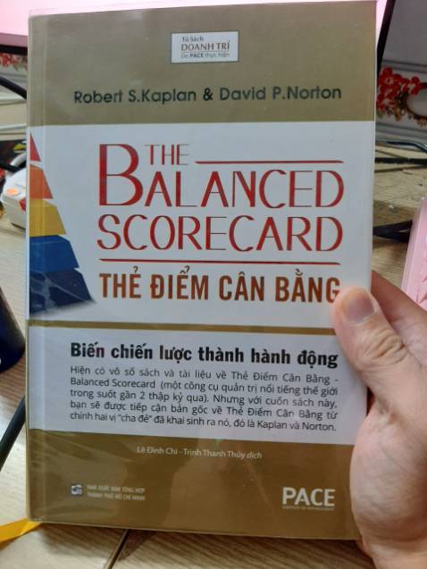 Đầu tiên thì chất lượng sách tốt, giấy dày, giá tiền phù hợp. Về  nội  dung, sách của PACE thì được đảm bảo về mặt kiến thức, hơn nữa thẻ điểm cân bằng đã nổi tiếng từ trước đến nay rồi.