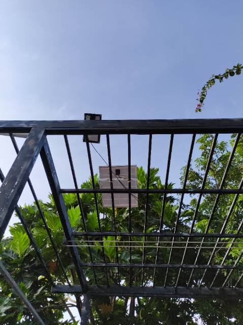 Sản phẩm không giống hình quảng cáo.  Tấm pin chất lượng kém, dài chỉ hơn gang tay,  đèn sáng mờ,  nhanh hết pin Sản phẩm không giống hình quảng cáo.  Tấm pin chất lượng kém, dài chỉ hơn gang tay,  đèn sáng mờ,  nhanh hết pin