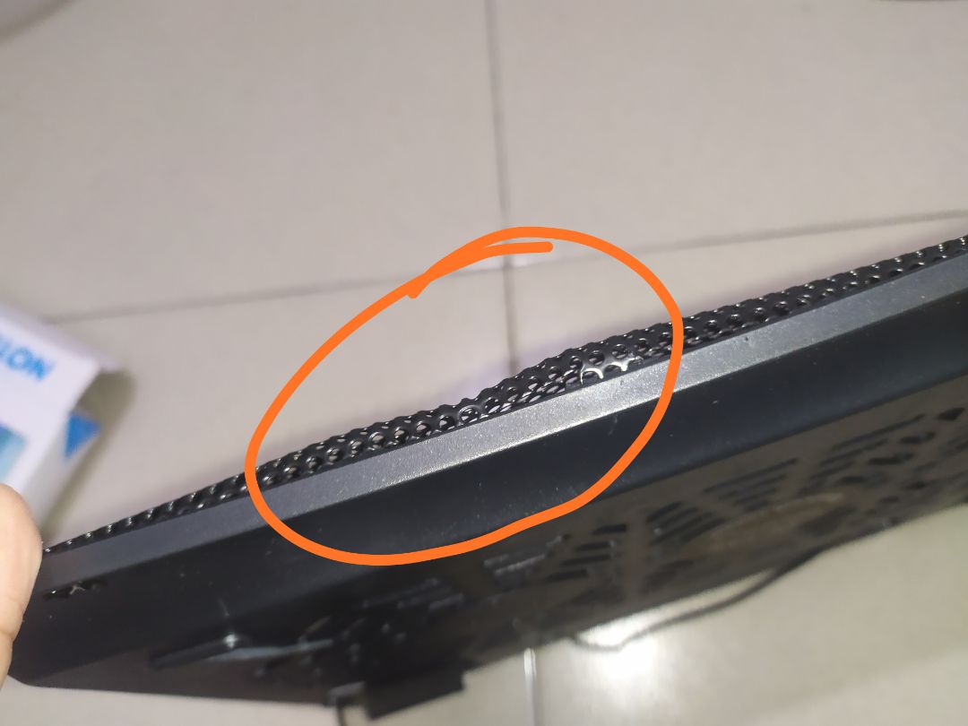 Bộ tản giao không đúng màu sắc khi mua. Giao hàng đã bị vỡ, lớp lưới bị móp chạm vào cánh quạt không thể sử dụng được. hàng không thể chấp nhận được.