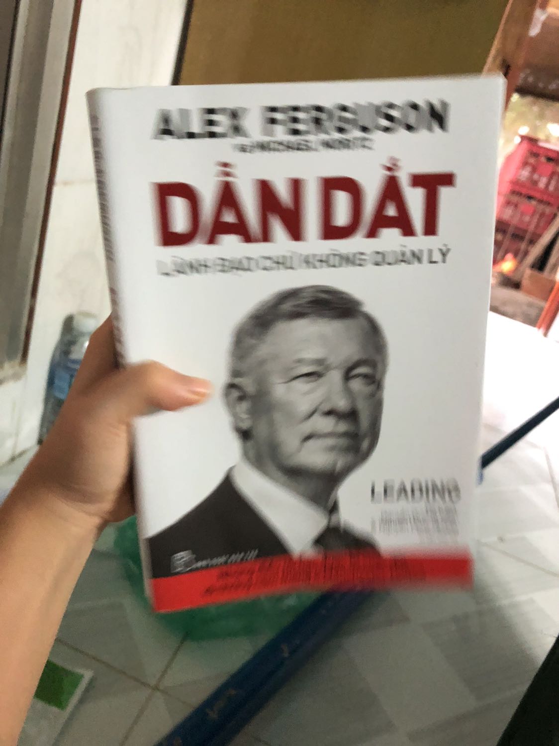Mình tìm hiểu về Sir Alex khi có câu hỏi về ôg trg Olympia, và đag mùa Euro nên cũg muốn tìm hiểu về bóg đá, bạn nào xem trận đội tuyển Anh đá vs Đức có một chiến thuật đt Anh dùg cũg đc nhắc đến trg đây, nên khi đọc sau đó xem những trận cầu thì hấp dẫn và lôi cuốn mãnh liệt như cách cuốn sách này đc viết, cảm ơn tiki sách nguyên vẹn giao nhanh ??