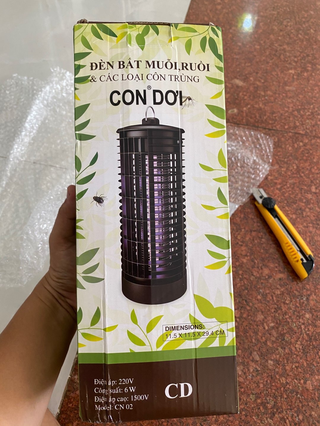 đọc mấy cái 1 sao vk cứ bàn ra, mà tôi chọn thì không sai được mà, đọc thông số kĩ thuật và nhìn cách thức hoạt động thì sao lại chỉ diệt chỉ côn trùng khác ngoài muỗi được, cơ chế đèn muỗi nói chung là dụ muỗi bằng 1 loại ánh sáng thôi, có đèn muỗi nào mà không dùng ánh sáng,  mà bóng đèn này của hiệu fsl cơ mà đâu phải của mấy hãng lôm côm.  Lâu lâu là nổ tạch tạch, sd được 7 ngày bắt được khá nhiều ruồi và muỗi. tiki nên phát triển những sp tốt ntn. tôi rất rất hài lòng. Giờ thì vk cứ vổ *** kaka.