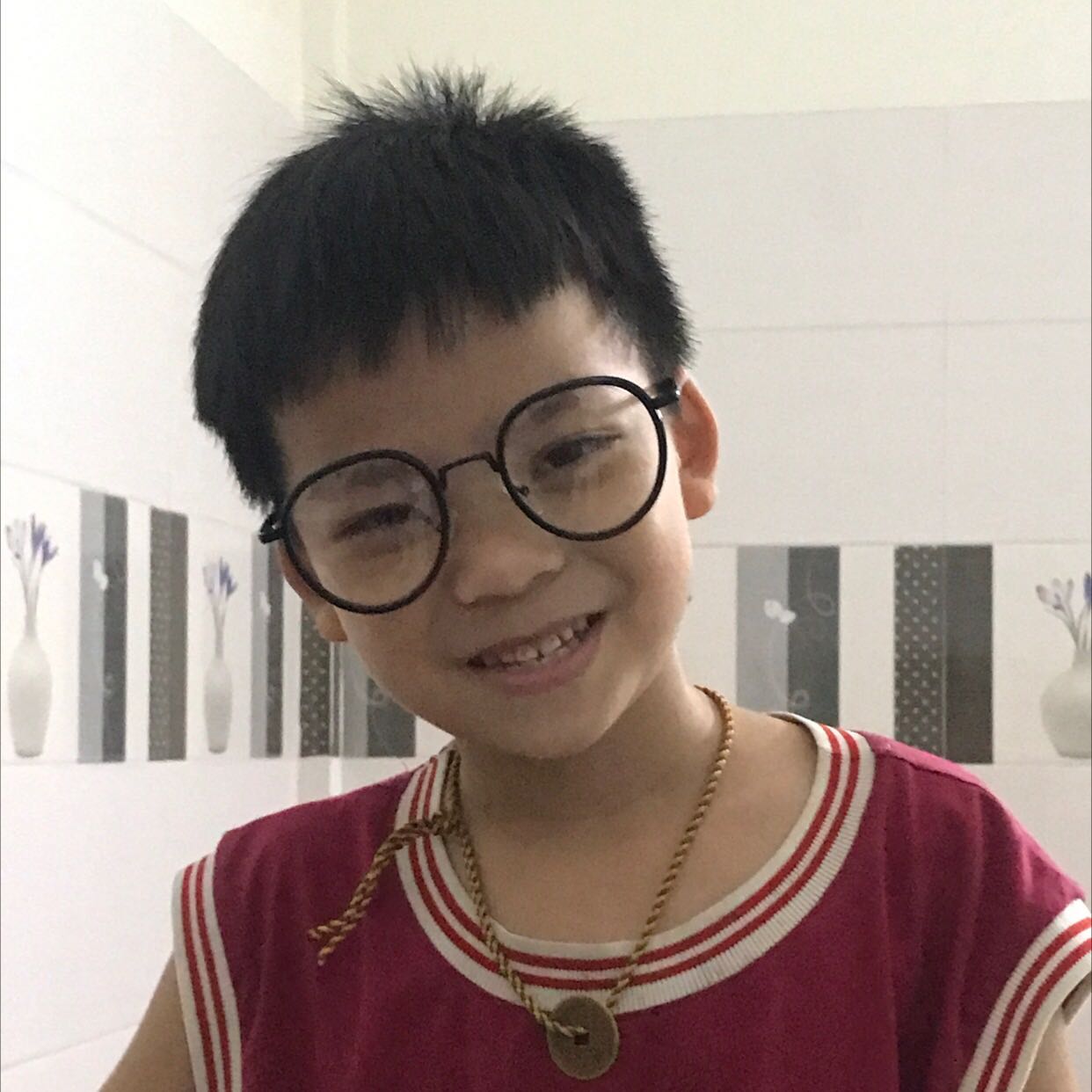 Kính xinh lắm luôn huhu, hộp gỗ chắc chắn. Như hình 100% giao hàng đúng hẹn