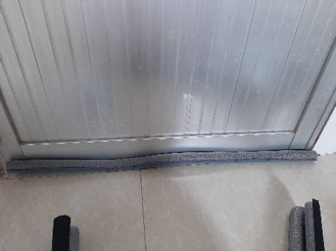 giao hàng hơi chậm. Hàng chế (dán keo) ko đc khóe. Bị bung keo, nhăn nhúm, ko sát.