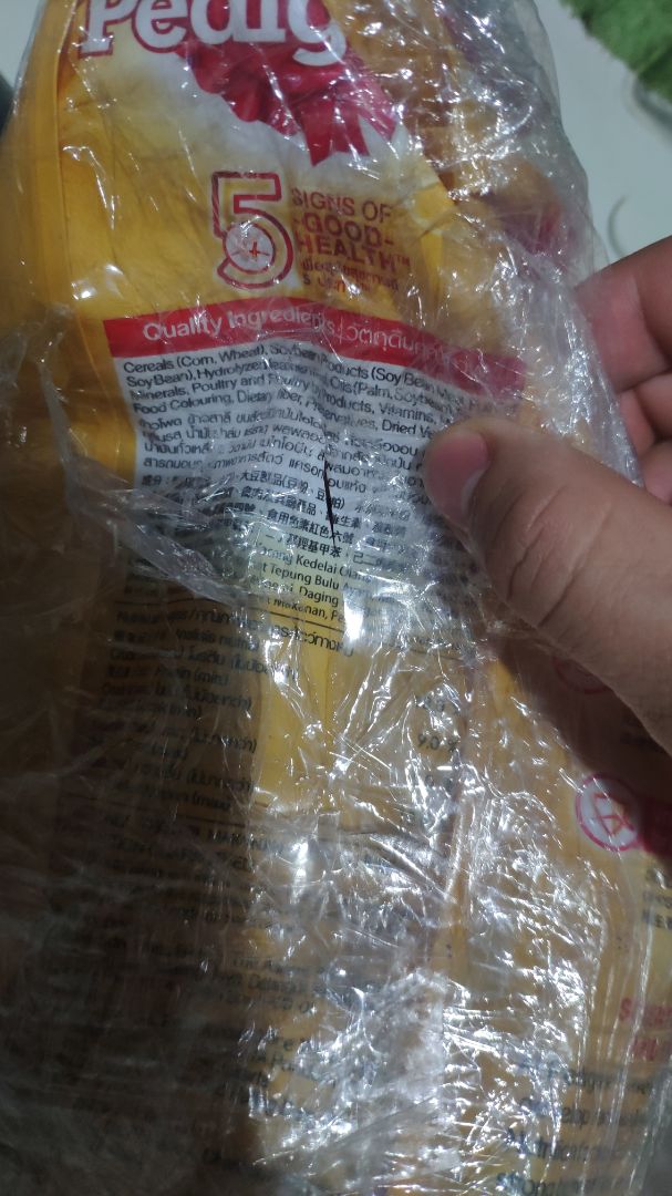 Giao hàng mà làm ẩu, cột cái túi trên baga, xong lấy dao rọc giấy rạch rạch để cắt băng keo, cắt vô đứt túi luôn.
Mình cầm vô phòng đặt xuống thấy bay mùi thức ăn. Bóp bóp thấy bọc xẹp chứ không căng như lần trước. xem kỹ thấy đường rạch.
Để trả hàng một lần cho chừa