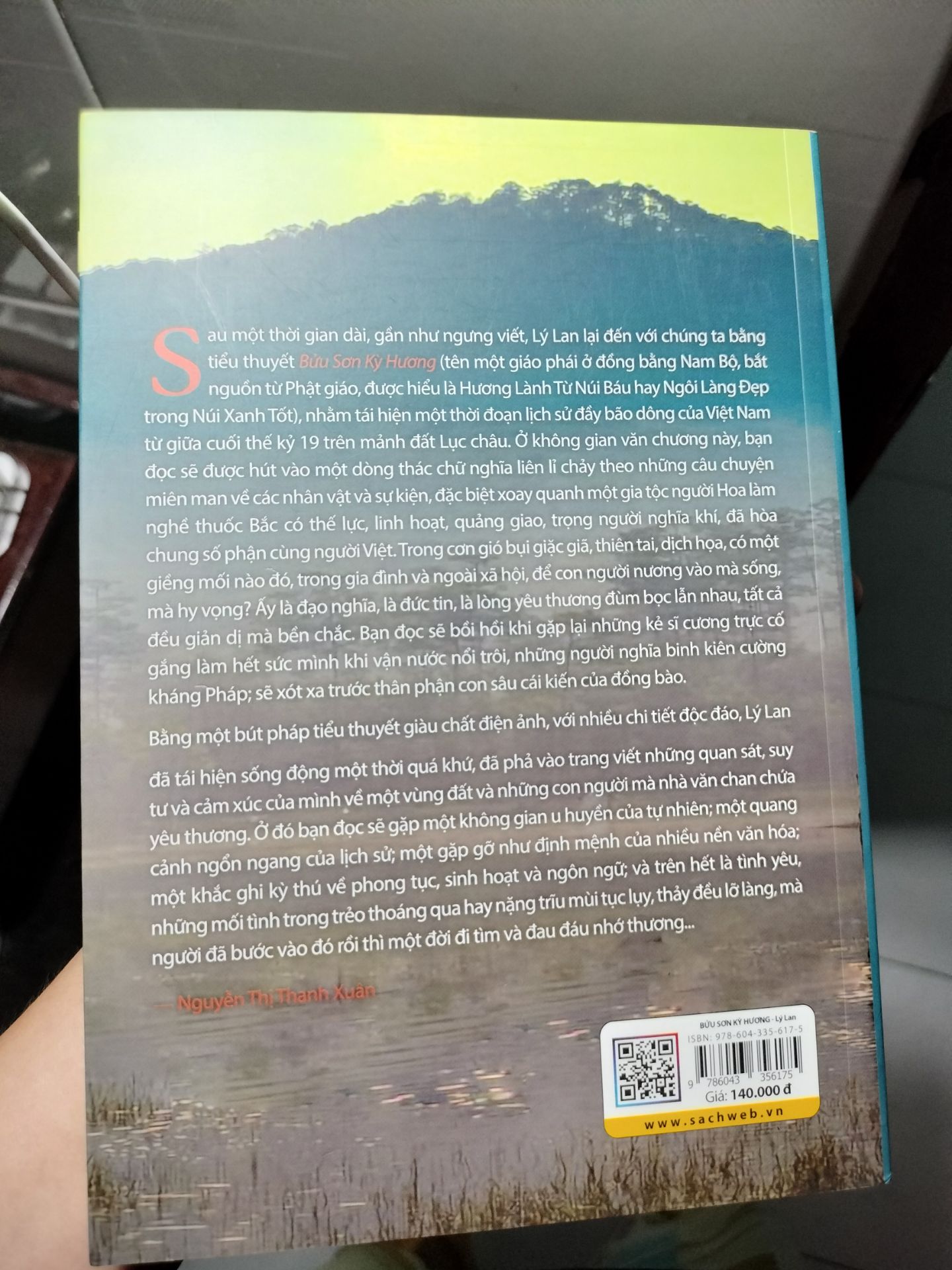 Đã ngưỡng mộ cô Lý Lan từ bản dịch của bộ truyện Harry Potter. Một dịch giả tốt là người am tường cả hai ngôn ngữ và bối cảnh, văn hoá chứa đựng trong đó mà mình bắc qua. Cô Lý Lan là một dịch giả như vậy. Việc cô viết tiểu thuyết về một giai đoạn lịch sử đầy biến động của Việt Nam liền không ngạc nhiên. Để đi về quá khứ mà thôi chưa bàn về thế sự vĩ mô mà là đời sống, hoạt động của từng cá nhân, văn hoá và tập tục nằm ở họ cả, mà nhờ khắc hoạ những con người bình dân ấy mới tái hiện được một bức tranh xã hội của lúc bấy giờ.