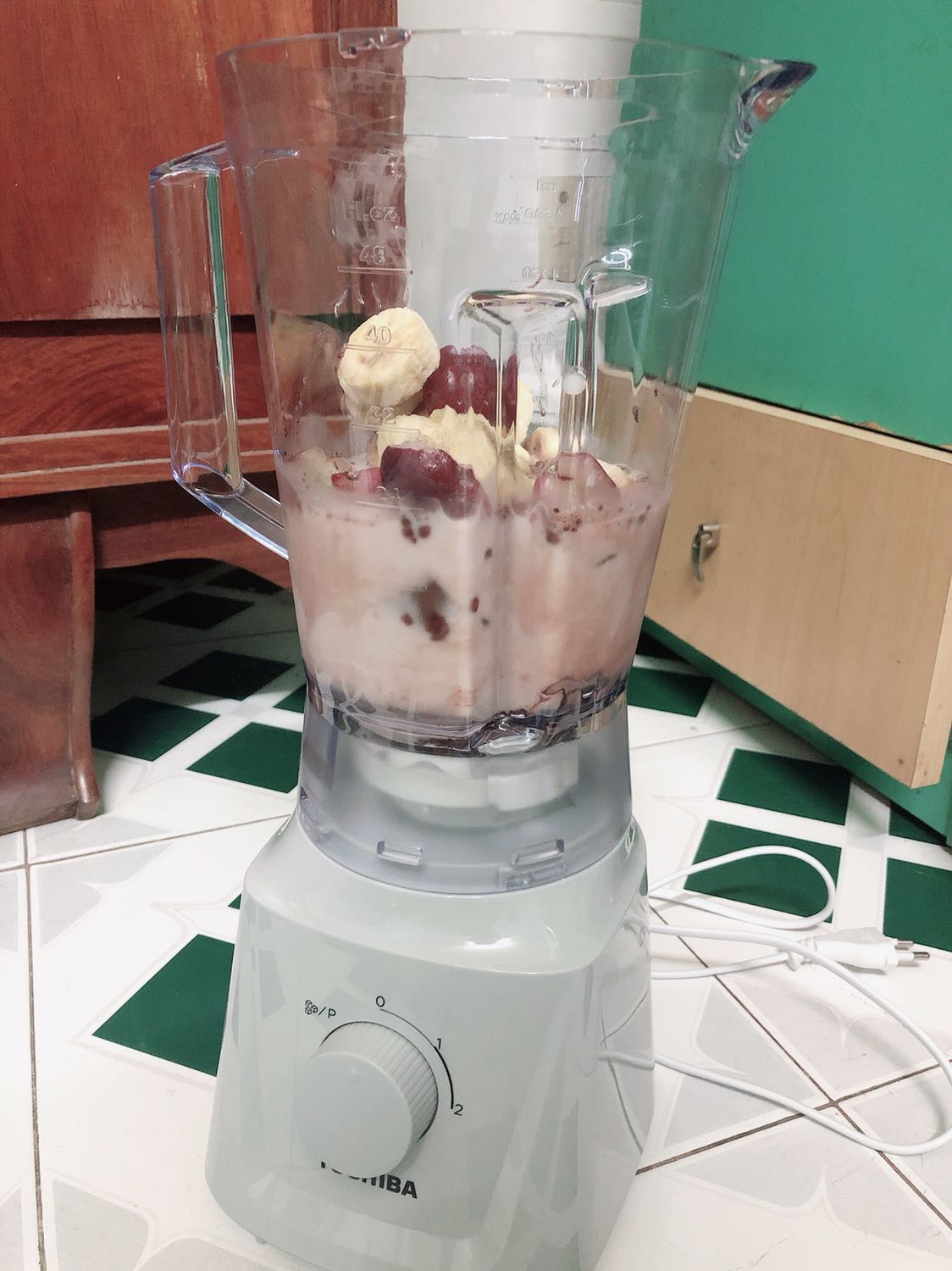 Mua máy của tiki trading là luôn hài lòng rằng tiki giao hàng nhanh+ đóng gói rất cẩn thận. 
Sau 7 ngày đầu sử dụng thì cảm nhận máy xay tốt, nhựa đẹp. Tuy nhiên còn hơi ồn và rung nhiều.
Một điểm khác là máy chỉ xay mịn được đá nhỏ, đá lớn thì k xay được hoàn toàn. Có gợi ý cho các bạn mua sau là nên đt đến tổng đài Toshiba trong vòng 14 ngày kể từ khi mua để đăng ký bảo hành theo như tờ HDSD đính kèm cho đảm bảo nhé. Dù không có nhiều chức năng nhưng mình khá hài lòng về máy và cũng an tâm nhiều khi dùng các dòng sản phẩm của Nhật như thế này.