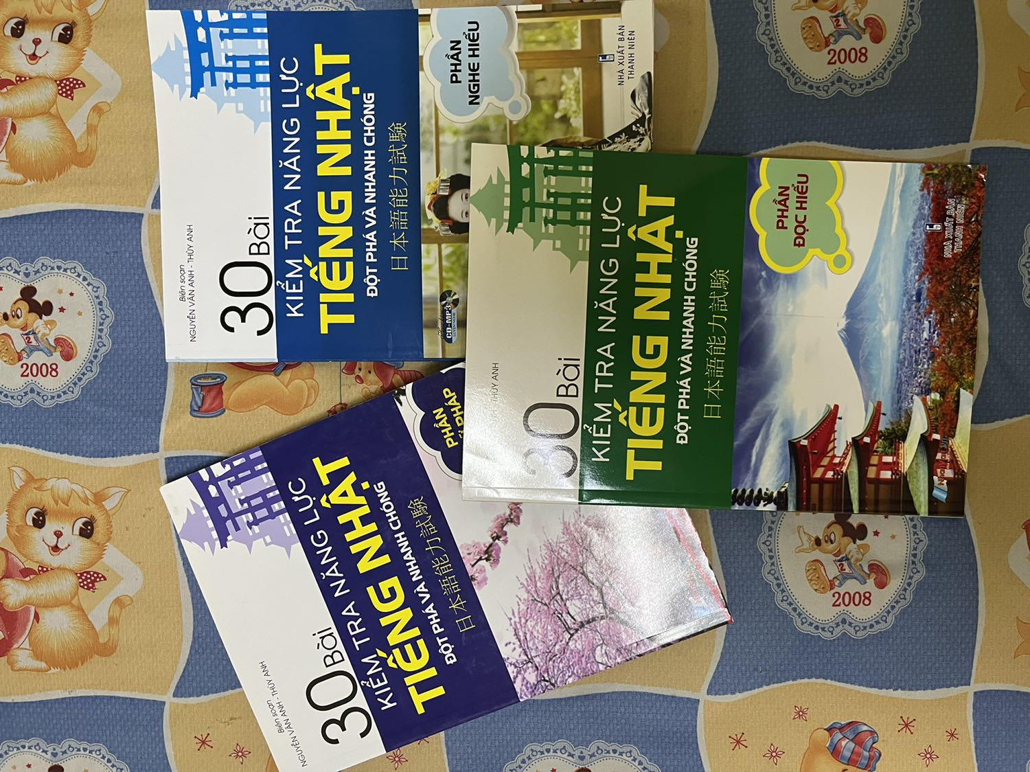 Sách được bọc kỹ, không bị nhăn hay quăn góc. Sản phẩm kèm đủ cd. Giao hàng khá nhanh. Sách hay, cô đọng ngữ pháp giải thích nha.