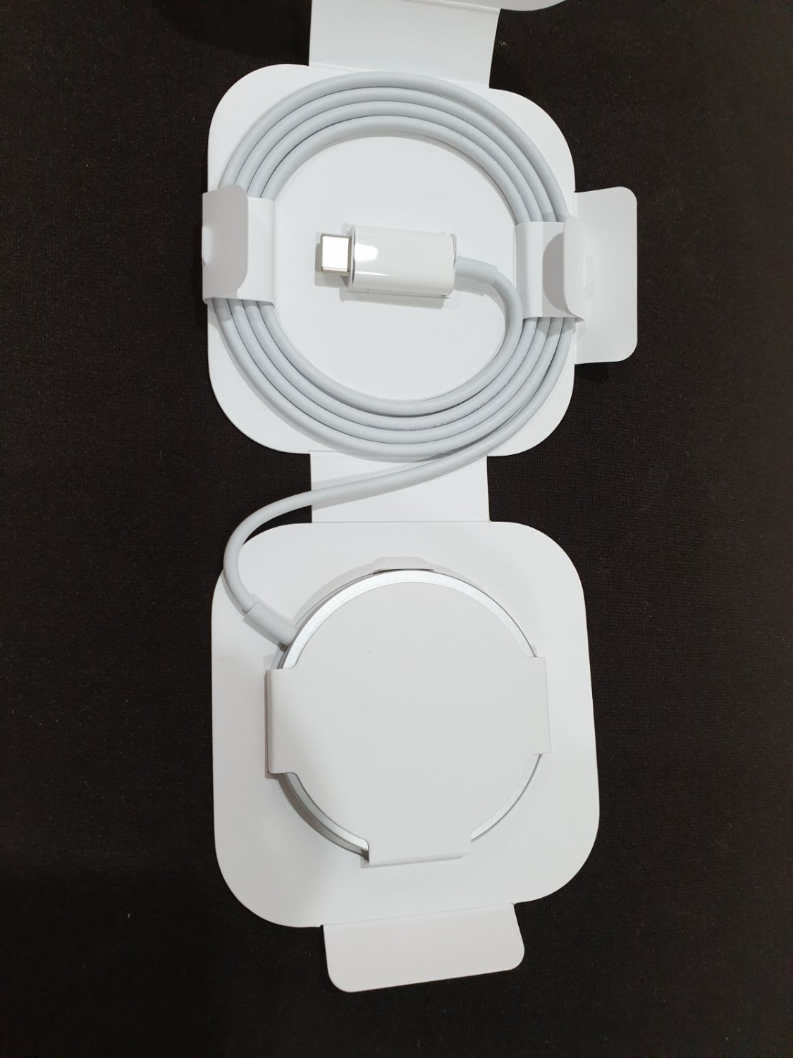 Hàng giao thật nhanh (TikiNow) chưa đầy 1h từ khi đặt hàng, xin cảm ơn TIKINOW. Hàng mẫu mã nhỏ gọn, cảm giác chắc chắc an toàn và chất lượng. Đã sạc thử, rất nhanh (có  lưng nhựa  cứng bên ngoài cũng nhận sạc luôn). Thời gian sử dụng sẽ xem xét và đánh giá sau thêm. Hiện tại rất hài lòng.