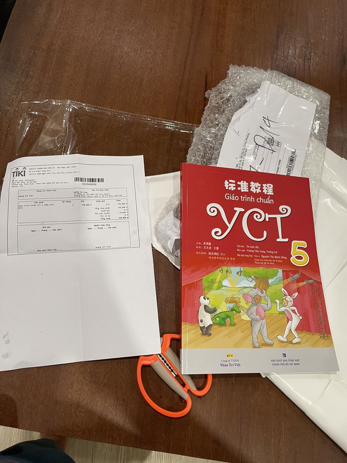 Mua 2 quyển mà giao có 1 Quyển, phản ảnh lên TIKI mà kg thấy ai xử lý.