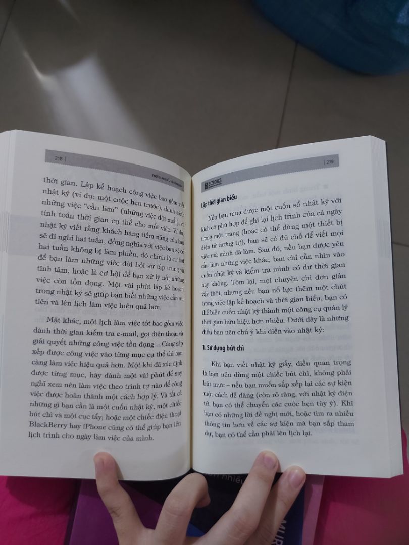 Sách bizbook luôn rất hay về nội dung, sách săn sale giá tốt 77k, còn seal, fahasa luôn là best nếu có sale giá ngon là hốt liền luôn . Mình chụp mục lục cho các bạn cần nha và 1 số trang nội dung.