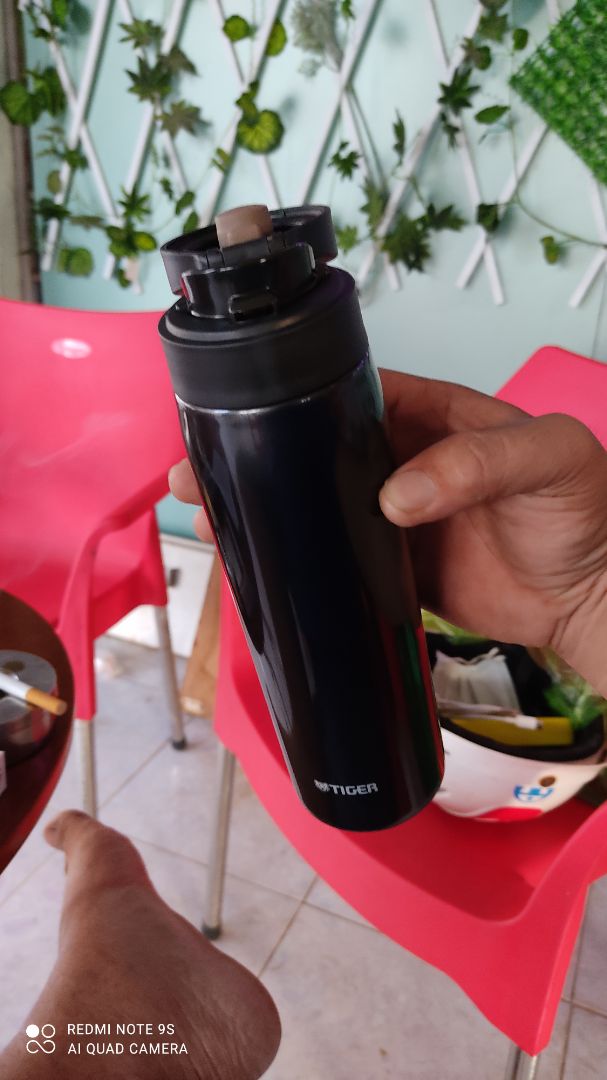 Đúng đồ xịn, chính hãng! Hàng mới, đẹp nắp nhựa cao cấp, ron cao su cũng dai và ko có mùi! Ko thấy mùi hôi trong ruột bình! có lẽ sản phẩm hoàn thiện bằng đồ cao cấp nên ko có mùi nhựa nồng như 01 số bình mua ĐMX! Mình mua bình giá sale hơn 200k, về mua thêm cái túi đựng 50k nữa là ngon! Mới lấy về thấy đẹp và ok nên cmt cho ae hay, mai mốt trải nghiệm lâu sẽ đánh giá thêm! thank tiki vì giúp mình mua được hàng vừa ý!???