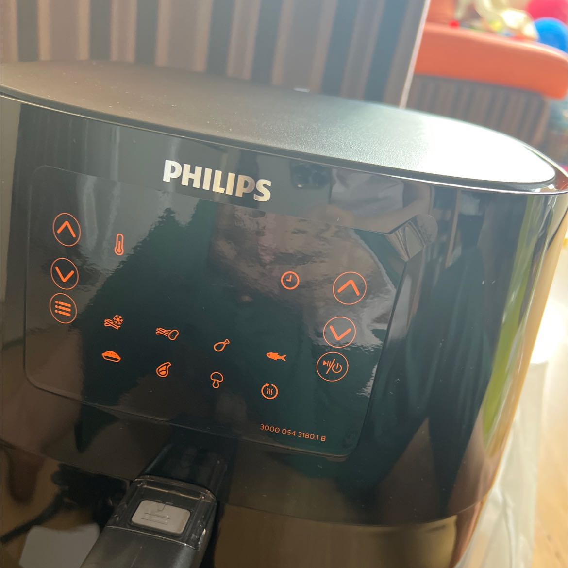 Sp dùng chín nhanh, mềm trong và giòn ngoài, tuy nhiên m vẫn phải lật 1 xíu , 4 lít nhưng cũng vừa đủ gia đình 4-5 người ăn. M rất ưng cách chăm sóc khách hàng của Tiki, đổi trả ngay sau 3 ngày. Tuy nhiên ko biết do 2 nồi m mua hay do cấu tạo nồi mà phía nắp bên trái nồi m cứ thấy nó ko khít lắm.