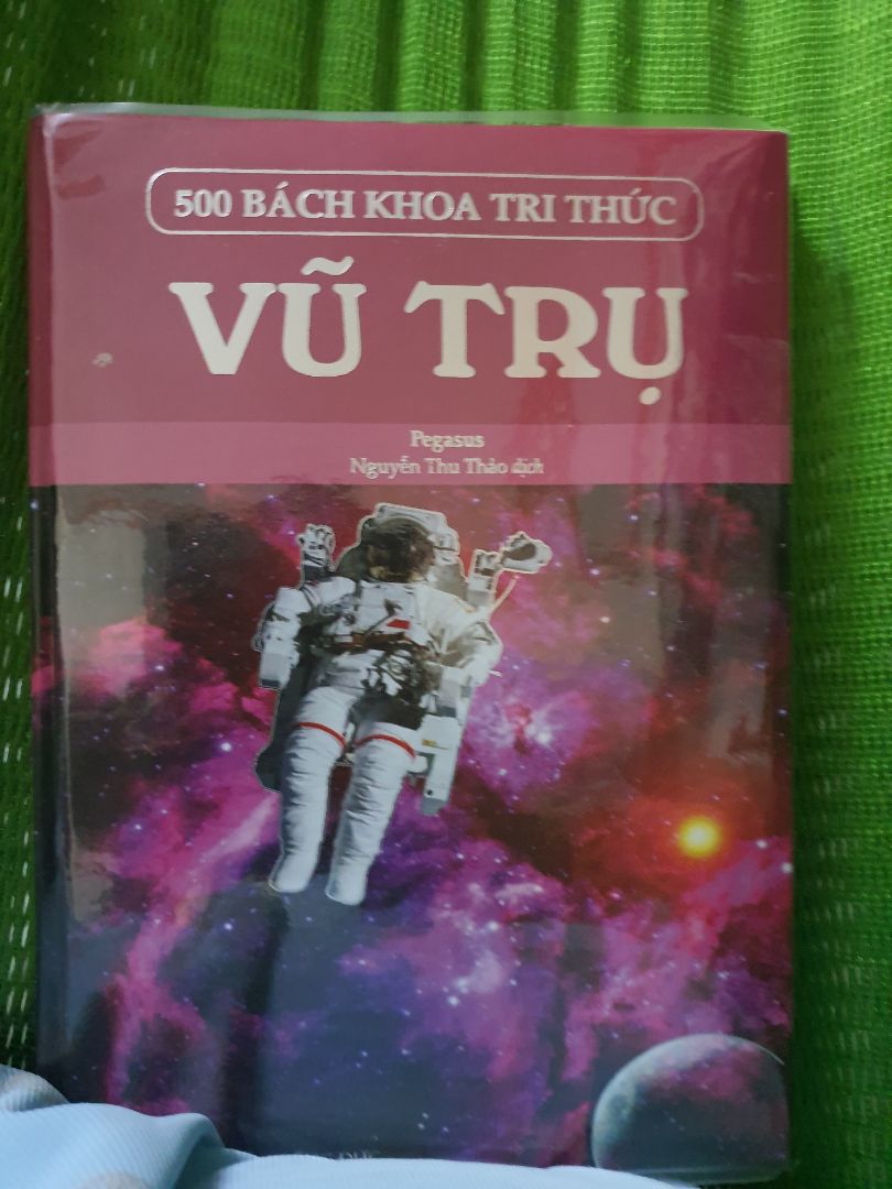 cực kì hài lòng ???.  sp rất đẹp. mua ngoài nhà sách thì vừa mắc lại ko đc bọc . mua sách trên tiki vừa rẻ lại đẹp bền nữa. nói chung là cực thích luôn. à còn quyển khoa học nữa mình quên mua là đủ 1 bộ luôn.  gửi cho mình quyển đó luôn nhé tiki