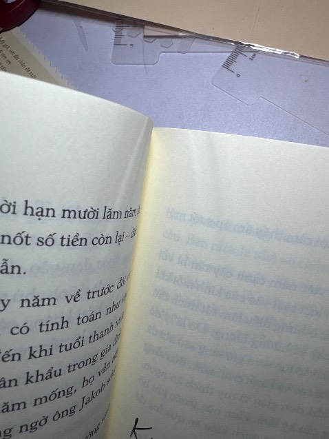 Hình như bọc chặt quá nên có bị nhăn bìa một chút. Bên trong có nhiều trang bị nhăn phần góc trên (như hình), có trang có vết dơ nhỏ. Bìa sách xinh.