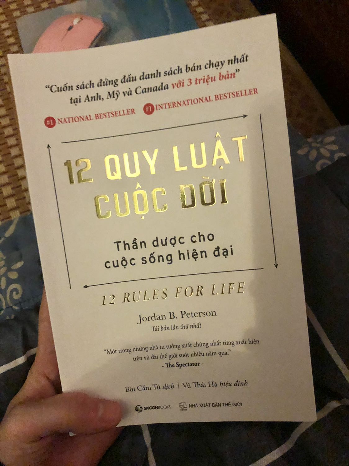 Chất lượng in tốt. Tiki giao hàng nhanh khỏi bàn. Về nội dung sách thì mình thật sự đánh giá không cao dưới góc nhìn cá nhân mình. Tổng quan cuốn sách đưa ra 12 bài học tương ứng 12 chương. Tác giả trình bày hàng loạt luận điểm luận cứ rồi rút ra bài học cuối mỗi chương. Nhưng cách diễn giải khiến mình thấy rất khó đọc, đọc ko vào, dài dòng, lan man, nhiều đoạn bản dịch tiếng Việt còn thấy khó hiểu nữa :(((( 

Thật ra thì 12 bai học này vẫn là những bài học về cuộc sống và phát triển cá nhân, mọi người có thể đọc được ở rải rác trong nhiều cuốn sách khác. 

Mình mới đọc xong vào tiếng, sách mới nguyên, bạn nào muốn đọc thì liên hệ mình nhé ***