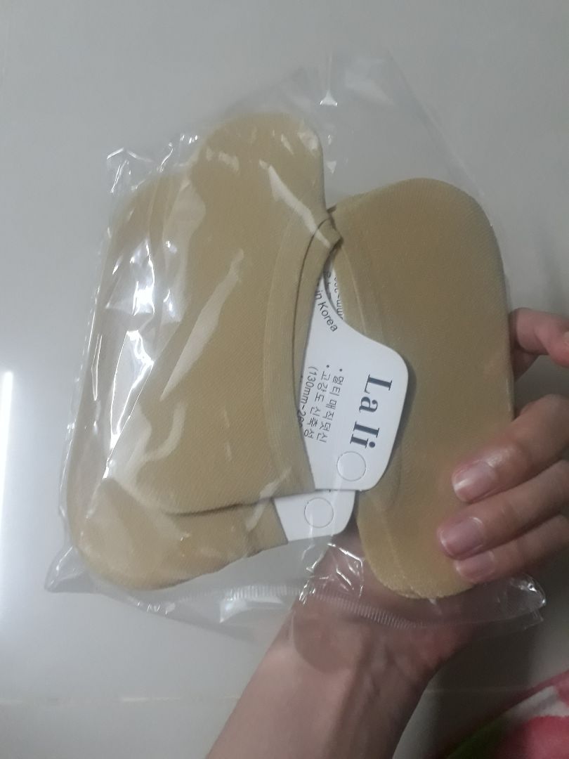 giá rẻ và shop giao đủ hàng. Vớ chất lượng tốt, ko quá mỏng để mang vào là rách đâu