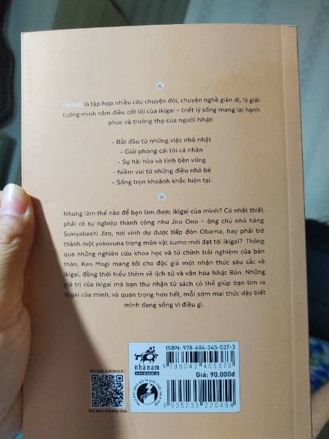 Sách đọc cũng tạm được, ví dụ dễ hiểu dễ áp dụng vào thực tế. Ikigai cũng có liên hệ mật thiết tới triết lý Phật giáo rằng hãy giải phóng cái tôi, bắt đầu từ những việc nhỏ nhặt, niềm vui từ những điều nhỏ bé và sống trọn từng khoảnh khắc..chính vì vậy mà bất kỳ ai ko kể giai cấp tầng lớp hay môi trường sống đều có thể áp dụng một cách dễ dàng. Khi tất cả mọi người đều có Ikigai, giữ chúng ta ko có khoảng cách, văn hoá quốc gia hay địa vị xã hội, chỉ còn con người với nhau mà thôi.

Triết lý này vượt ra khỏi ranh giới quốc gia. Rất trân trọng tinh thần này của người Nhật, hi vọng, Việt Nam có thể áp dụng được triết lý này một cách phổ biển, để đời sống ngày càng trở nên hạnh phúc và tốt đẹp hơn.