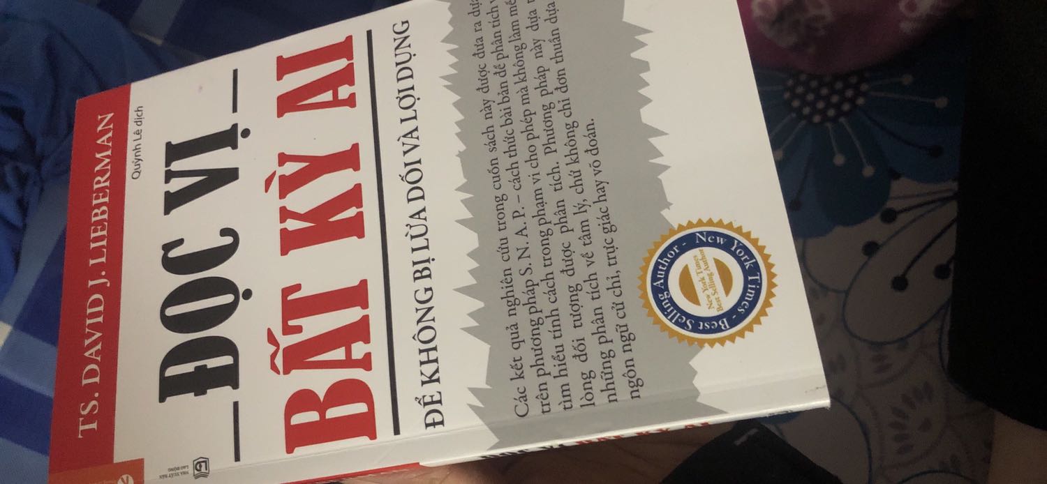 Mình không biết có phải tiki toàn bán sách đã được trưng bày hay không mà sách mình nhận đc bìa rất cũ, dơ, trầy xước nhiều, trên hình nhìn không rõ nhưng cầm bên ngoài như cuốn sách đã được người khác đọc rất nhiều lần. Mua sách tiki cũng đc 2-3l nhưng lần đầu thất vọng như thế