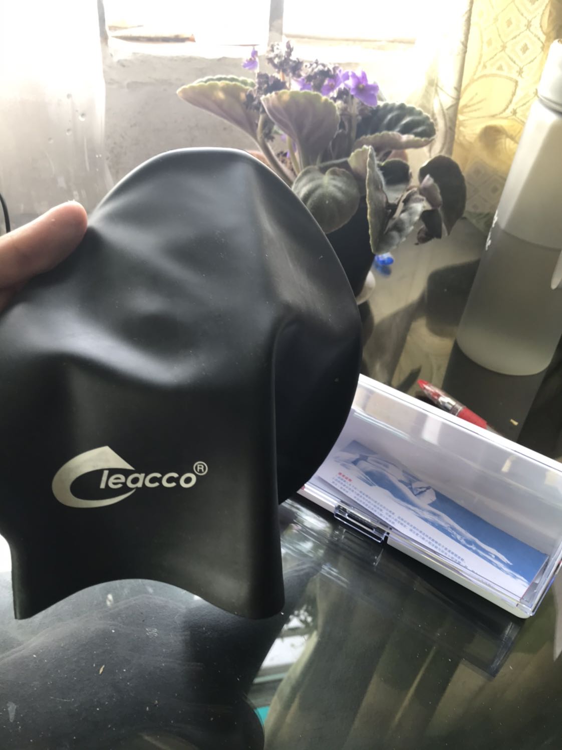 Quá sịn xò so với giá tiền nhé mọi người, đựng trong cái hộp rõ sang trọng, được tặng kèm cái chụp đầu. Kính còn có thêm hai cái dây nhét tai để tránh nước vào tai, mới đeo thử và thấy ưng lắm ạ. 5 sao chi shop nhé ???