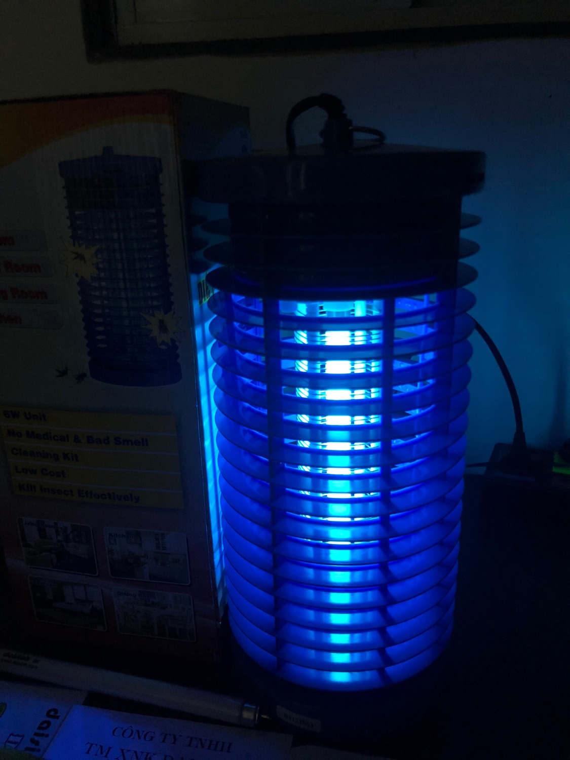 trước dùng đèn này hơn 2 năm nay mới mua lại thay cái mới, nói chung rất hài lòng với đèn nay để trong phòng ngủ vừa thu hút muỗi vừa làm đèn ngủ, vài ngày mở ra thấy xác muỗi chết khá nhiều. giao hàng đầy đủ phụ kiện và phiếu bh