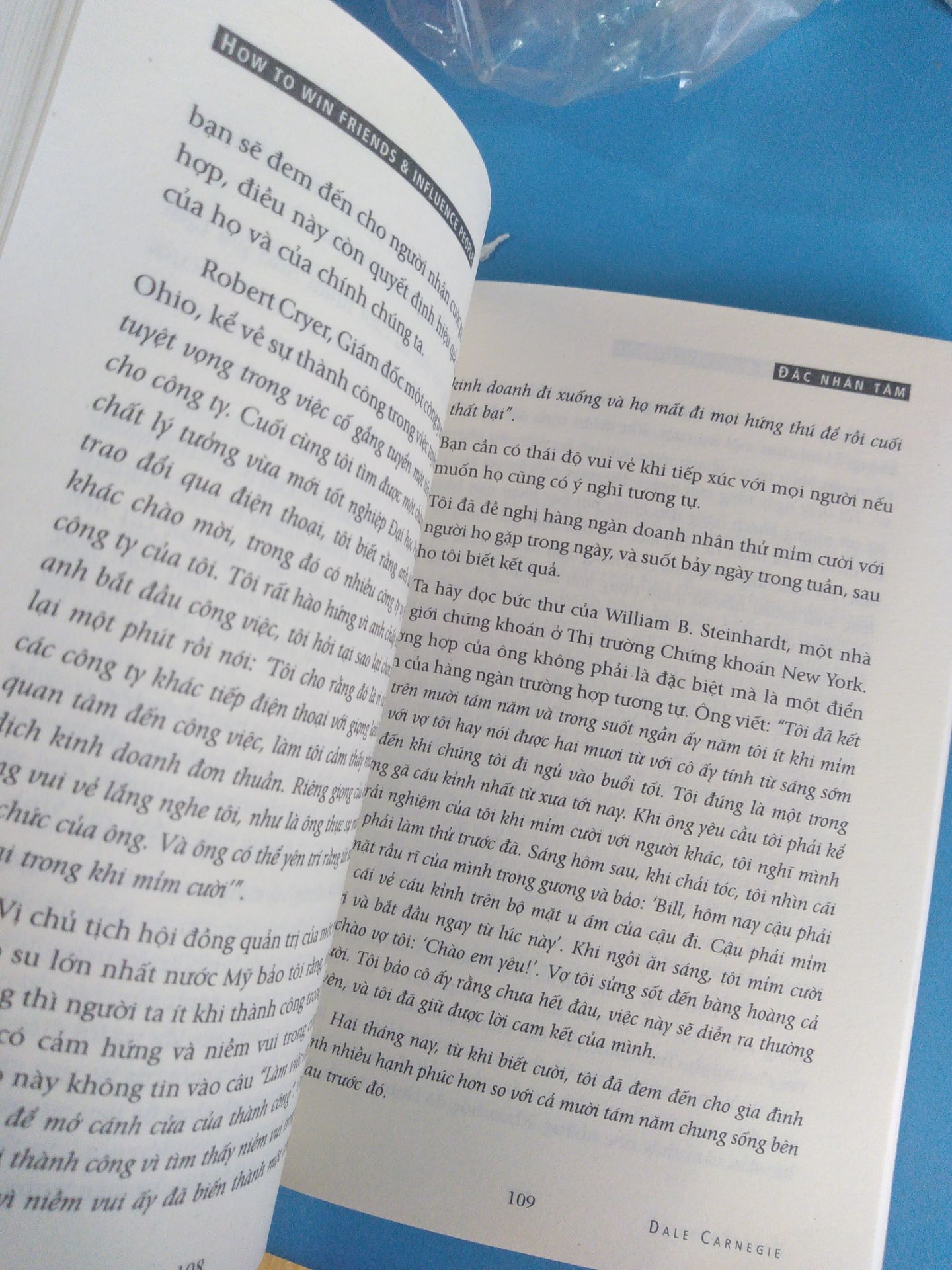 Sách còn seal nhưng khi gỡ ra lại bị rắch chút xíu ở gáy. Nói chung cũng ổn với lại giá cũng được giảm nữa. Nội dung sách thì không có gì đặc biệt cho lắm vì mình không phải là người hay đọc truyện trinh thám. Cũng nên thử đọc cho biết mà tiki giao sách nhanh lắm