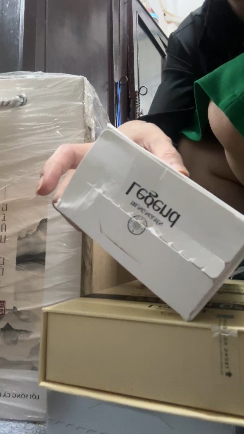 Mua tặng khách nước ngoại mà bị rách cũng hơi thất vọng