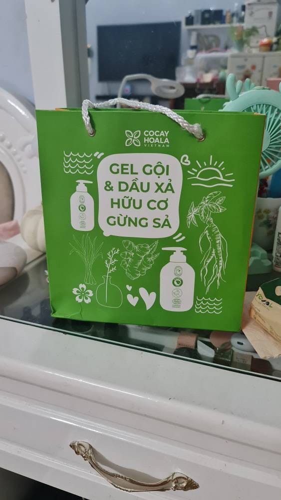 Mình là người rất thích đi gội đầu ở spa, nhưng từ khi mua em gội xả gừng sả này đỡ tốn bao nhiêu tiền đi spa, thành phần lại còn là hữu cơ nữa, nên rất yên tâm sử dụng.ủng hộ shop dài dài Mình là người rất thích đi gội đầu ở spa, nhưng từ khi mua em gội xả gừng sả này đỡ tốn bao nhiêu tiền đi spa, thành phần lại còn là hữu cơ nữa, nên rất yên tâm sử dụng.ủng hộ shop dài dài