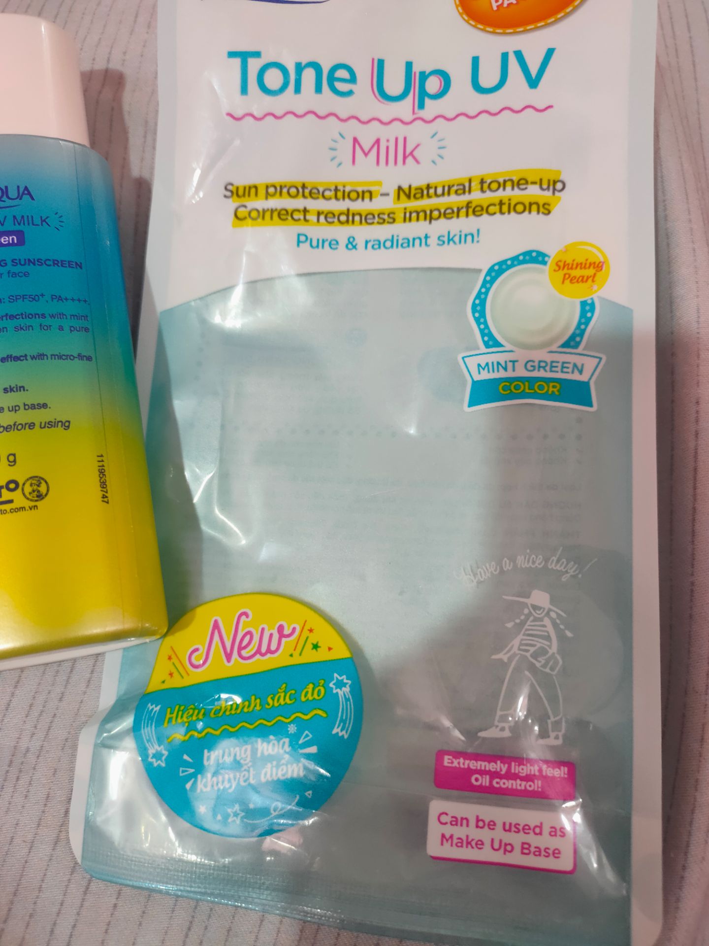 đây nha mn mình thấy tiki giao nhanh *** ra
kcn thì mình thấy tốt
tại mới mua chưa có kinh nghiệm review khi nào mình sài đc tgian thì qlai trl 
à da 
hàng real nha
ình da thường nha mn