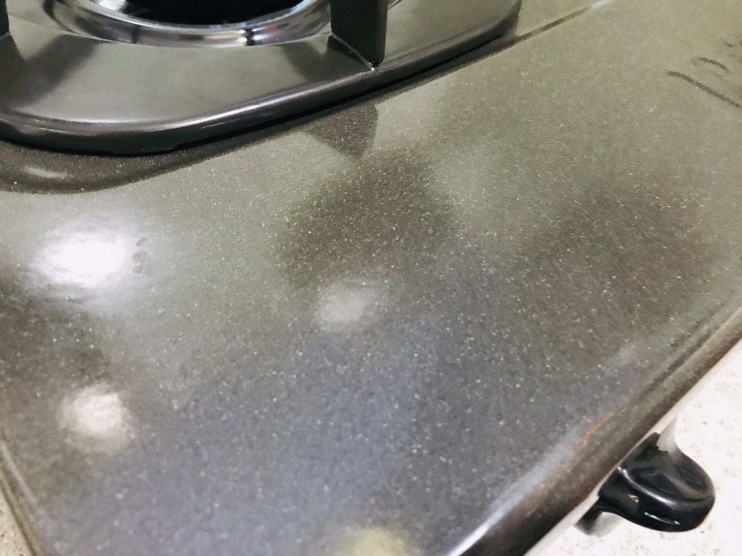 Bếp nhỏ gọn, chắc chắn, màu sắc nhìn sang trọng. Nút đánh lửa mới dùng có vẻ không được nhạy lắm và phát ra tiếng khá lớn. Tốt trong tầm giá. Hy vọng sẽ bền.