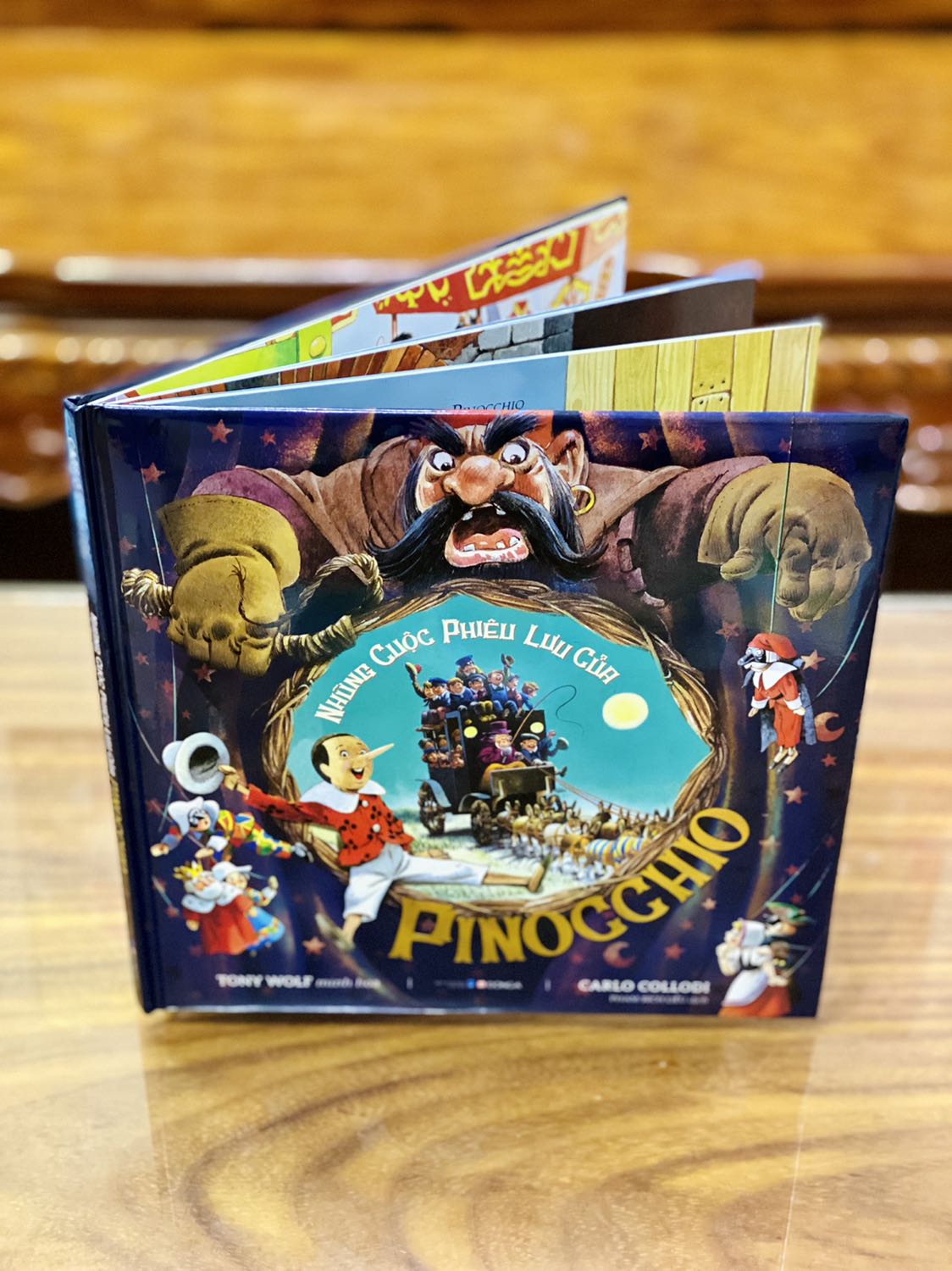 + Nhà bán giao hàng siêu nhanh. Mình đặt hôm trước mà hôm sau đã nhận được hàng. Phần đóng gói ổn, sách được bọc màng co phẳng phiu, nguyên vẹn. 
+ Sách bìa cứng, khổ vuông, to; sách được in màu toàn bộ trên giấy bóng, chất lượng giấy dày dặn. Mình thích nhất là phần minh họa, nét vẽ đẹp, cổ điển và chi tiết. Mỗi trang mình đều ngắm hình vẽ rất lâu. Nhìn chung mình cực kỳ hài lòng về hình thức và nội dung, đặc biệt là sách còn giảm giá khá sâu so với giá bìa nữa.