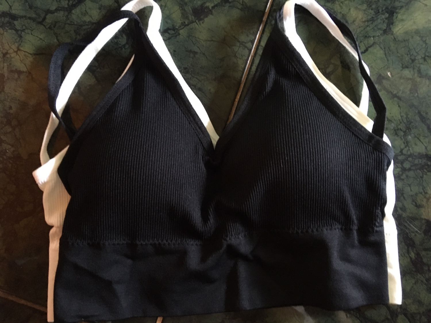 Mình mua 2áo trắng và đen nhưng áo màu trắng có hơi dích ố vàng nhỏ không biết giặt ra không nữa , còn áo den thì bị nhỏ so với áo trắng