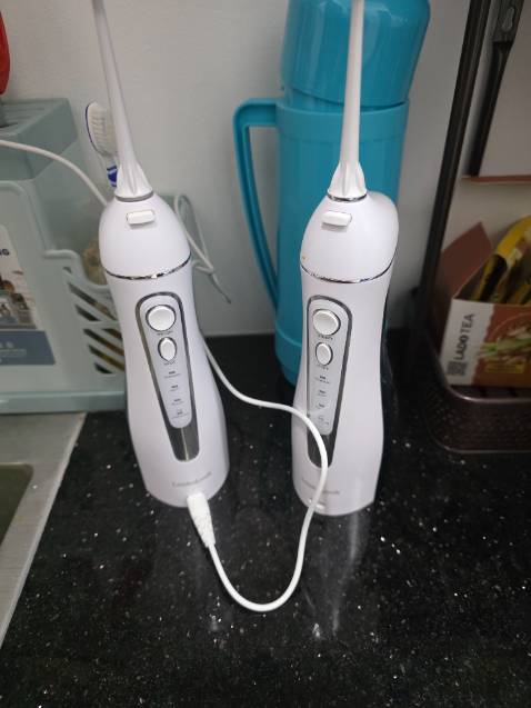 Tôi mua 2 cái trong vòng 1 thời gian ngắn (vài tháng). Máy ban đầu chạy okie, pin bền. Nhưng khi hết pin lần đầi tuên xạc điện nhiều lần nhưng đèu k chạy dc. Không nhẽ đây là máy tăm nước dùng 1 lần? Vui lòng tư vấn. 
Trước mua bên shope, nhắn tin k trả lời. Quá thất vọng nên chuyển qua Tiki.