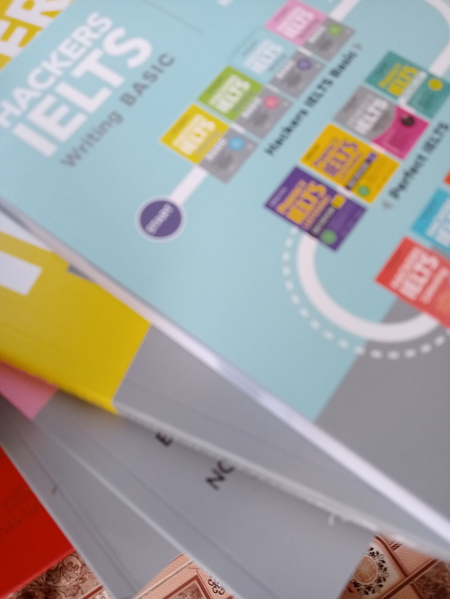 Lúc đầu nhận hàng khá shock vì cách đống gói quá tệ , nhưng shop bọc cx khá là kĩ . Sách mới có mùi và rất bổ ích . Trải nghiệm mua hàng lần này rất ưng ý