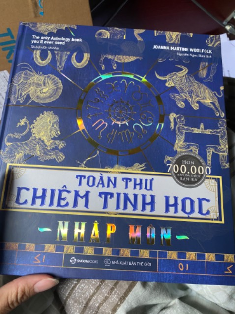 Sách được bọc cẩn thận, có lớp bóng kính nữa mà mình bóc ra rồi. Sách mới, nặng cầm thích tay, về bề ngoài thì không có lỗi gì🤍