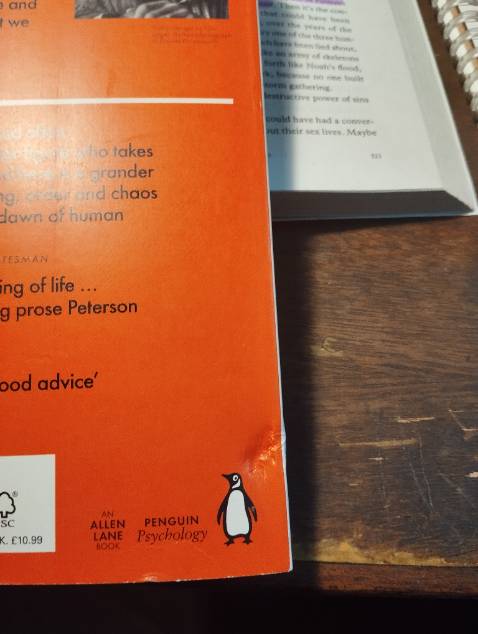 Sách có chỗ bị méo mó nhưng giao hàng nhanh.