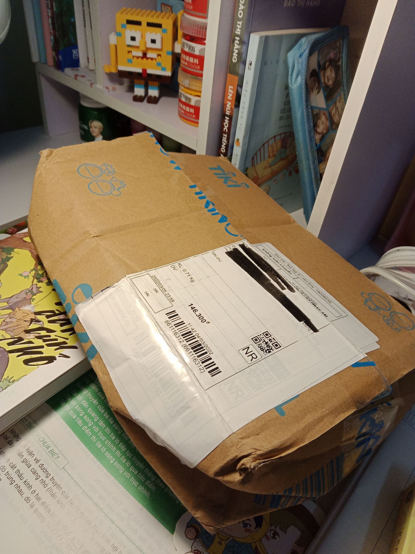 lúc nhận thì mình thấp hộp bị móp méo, không có chút chống xốc hay bọc bong bóng. được như vậy là còn rất may rùi , có một chút bẩn nhưng mình đã lau được rồi,có vài chỗ xước như hàng đã truyền qua tay nhiều người, nhìn trên ảnh không thể rõ 100%. bù lại được là giao rất nhanh. mong shop xem xét laik về cách đóng gói sản phẩm, mình rất xót khi thấy đồ mình mất công mua lại gặp vấn đề xây xước do cách gói hàng.