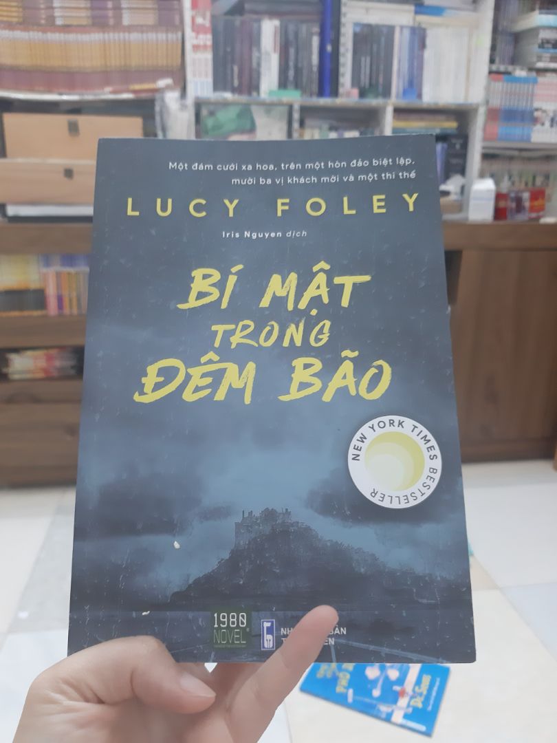 Mình thấy mọi ng review khen rất nhiều, mà đợi mãi quyển này ms sale 40% để mua.
Tiki giao hàng rất nhanh. Sách còn mới và đẹp.