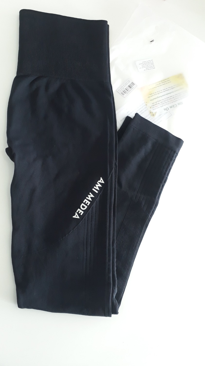 Vải thun mềm và dày. Nếu thun không bị giãn khi giặt và mặc thường xuyên thì đúng là chất lượng quá tốt... sẽ xem thử....
Cao 1m63, 52kg, có mông và đùi hơi to, mặc size M vừa vặn.
Giá cả phù hợp....Cảm ơn shop nhiều!!!