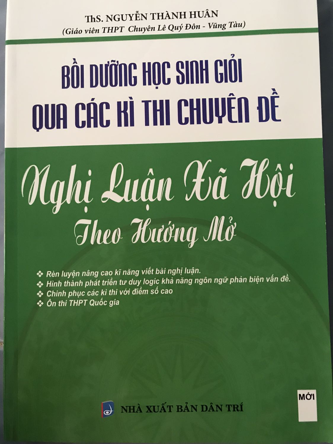 Combo sách là những đề văn là hướng dẫn giải, cái bài viết đều có dẫn chứng liên hệ thơ văn và những nhận định. Sách phù hợp cho những bạn thích viết văn kiểu Lý luận văn học hoặc những bạn ôn thi HSG, trường Chuyên
