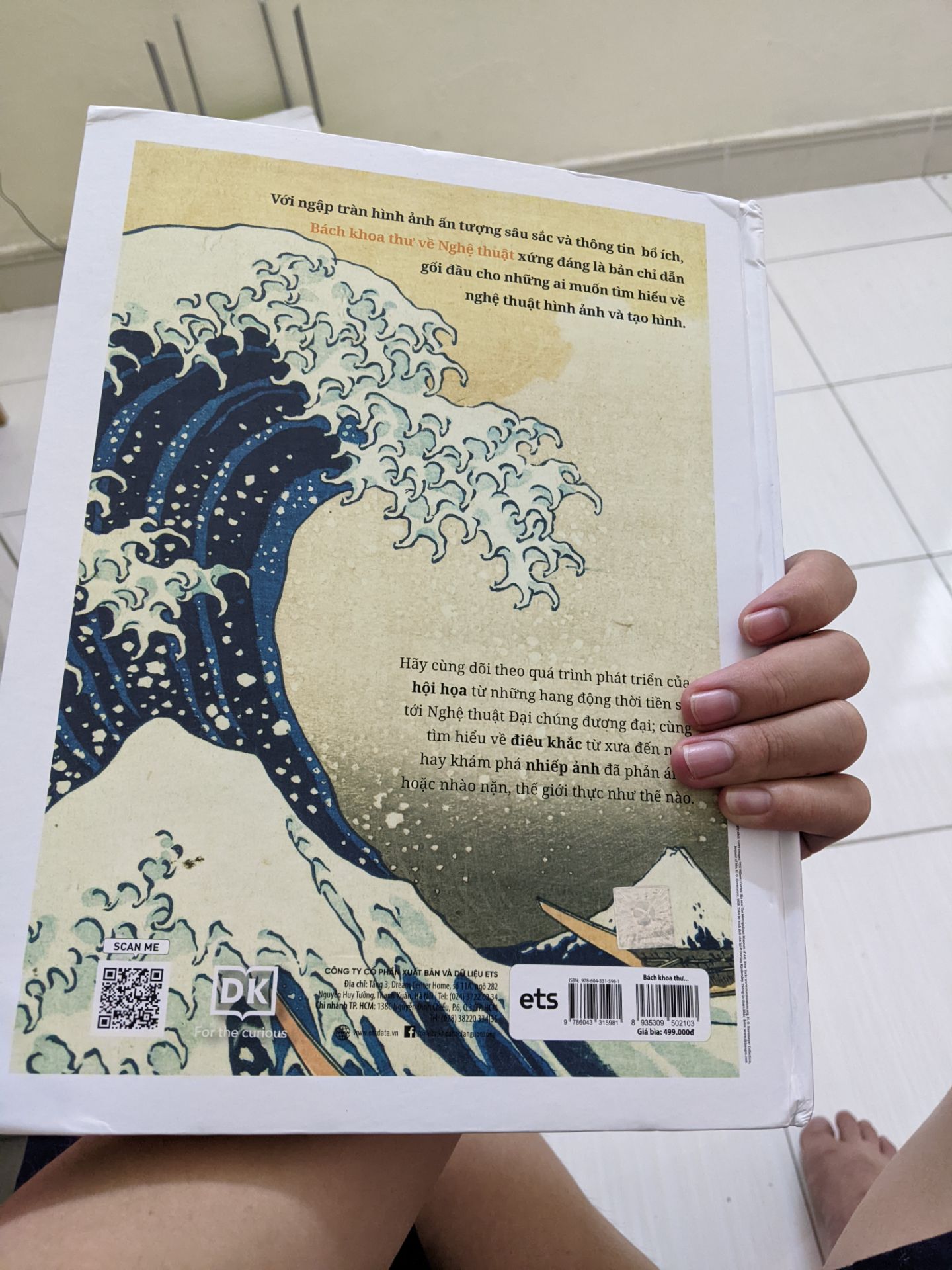 Ko biết có phải chủ ý nghệ thuật theo tinh thần của sách hay sao mà bìa ko chỗ nào là ko móp méo, cong gấp thế này...