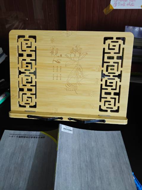 Sản phẩm tốt, rất chắc chắn ạ, bàn mình hơi thấp nên mỗi lần làm việc đều phải cuối gập cái cổ xuống thời gian dài bị đau cổ kinh, sửa lại thì khó, giờ nhờ có cái kệ nên mình làm việc đỡ hơn nhiều, vì tài liệu luôn ngang tầm mắt mình, kệ thiết kế đẹp quâ, mình cũng theo đạo nên nhìn rất ưng mắt.