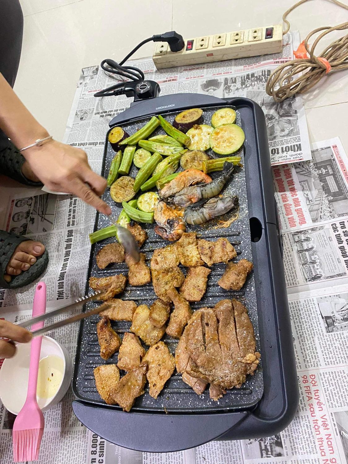 Vỉ nướng xài rất ổn, giá giảm ngay tốt luôn. Mình thích loại 1 bên rảnh và 1 bên bằng như vầy, để tiện nướng rau củ và thịt. Vỉ nướng giao đầy đủ, mình đọc bình luận đánh giá thấy nói hay giao thiếu hộp đựng dầu, nhưng của mình thì giao đầy đủ. Có điều hàng giao trễ hơn so với lịch hẹn. May vẫn kịp trước Tết Tây, nói chung tốt.