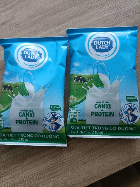 Sữa uống ngon, vị béo, mới đặt hồi trưa mà sáng mai anh shipper giao tới rồi, thùng 48 bịch mà có 300k à, mua trên tiki rẻ hơn nhiều so với ở ngoài, rất hài lòng với cách phục vụ của tiki 👍👍👍